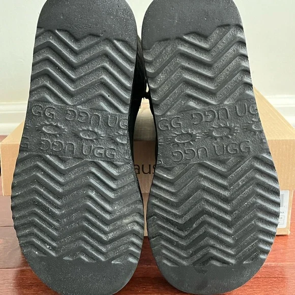 UGG Classic Short Women’s Boots - Black Size 6 - Picture 4 of 8